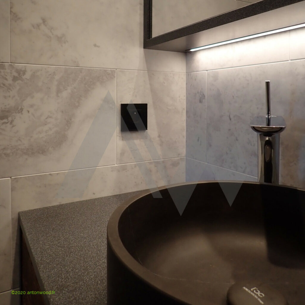 arc1950-bathroom-krion-solidsurface-porcelanosa-worktop-anticcolonial-sink-hansgrohe-puravidaski-apartment-renovation